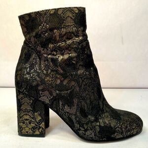 BLACK AND GOLD ANKLE BOOTS BY MARC FISHER SIZE 6.5